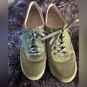 Dansko size 40 women’s green fabric and suede shoes. EUC.